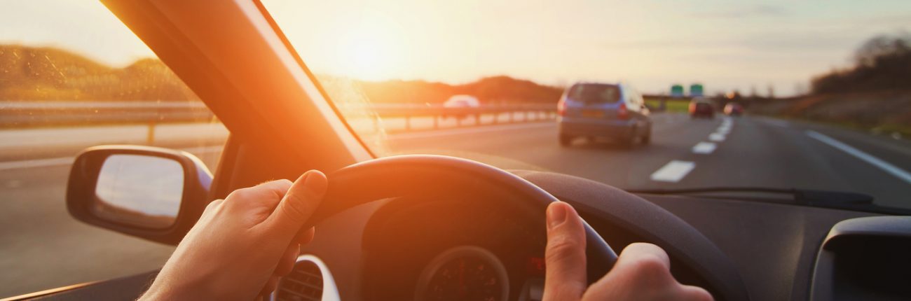 Mains du conducteur sur le volant, voyage en voiture, conduite sur autoroute