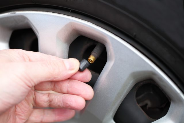 À quoi servent les petits capuchons que l'on met sur les valves des pneus  de voiture ? Peut-on rouler sans ? - Quora