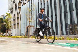 Homme se rendant au travail en vélo électrique