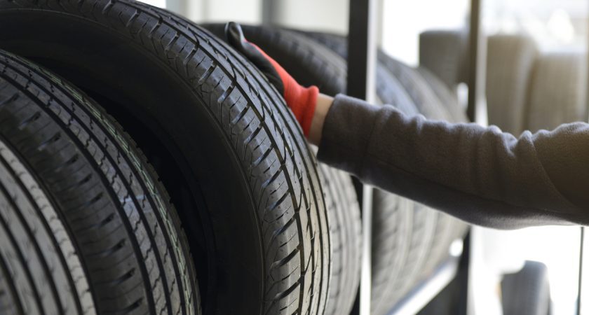 Réparer une crevaison : comment réparer un pneu déchiré