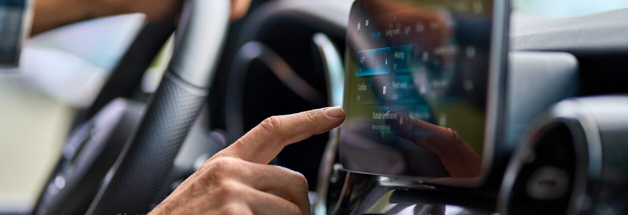 Un homme utilisant le système de navigation GPS de sa voiture.