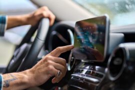 Un homme utilisant le système de navigation GPS de sa voiture.