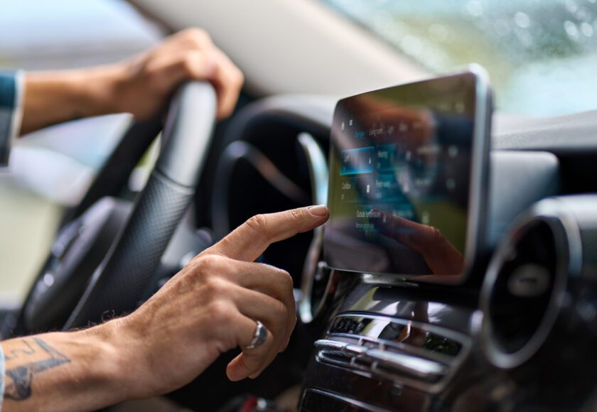 Un homme utilisant le système de navigation GPS de sa voiture.