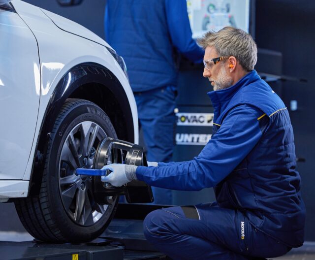 Shooting Norauto, mécanicien réalisant une géométrie des pneus en atelier