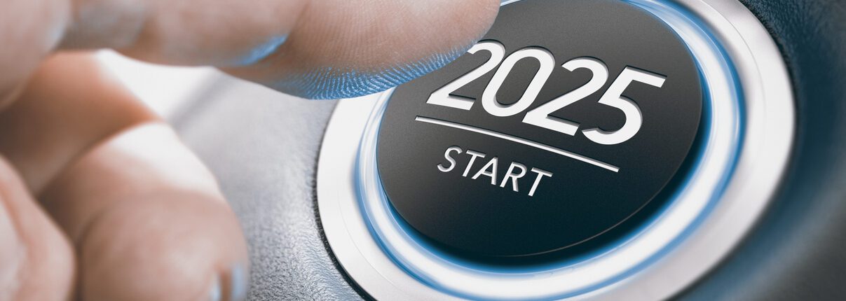 Un doigt appuie sur un bouton "2025 start" pour symboliser les nouveautés pour les automobilistes en 2025, en France.