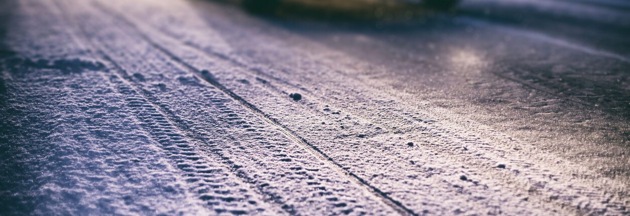 Voitures sur une route enneigée la nuit