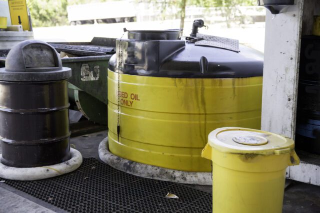 Des conteneurs dans un centre de recyclage sont destinés à l'huile usagée.








